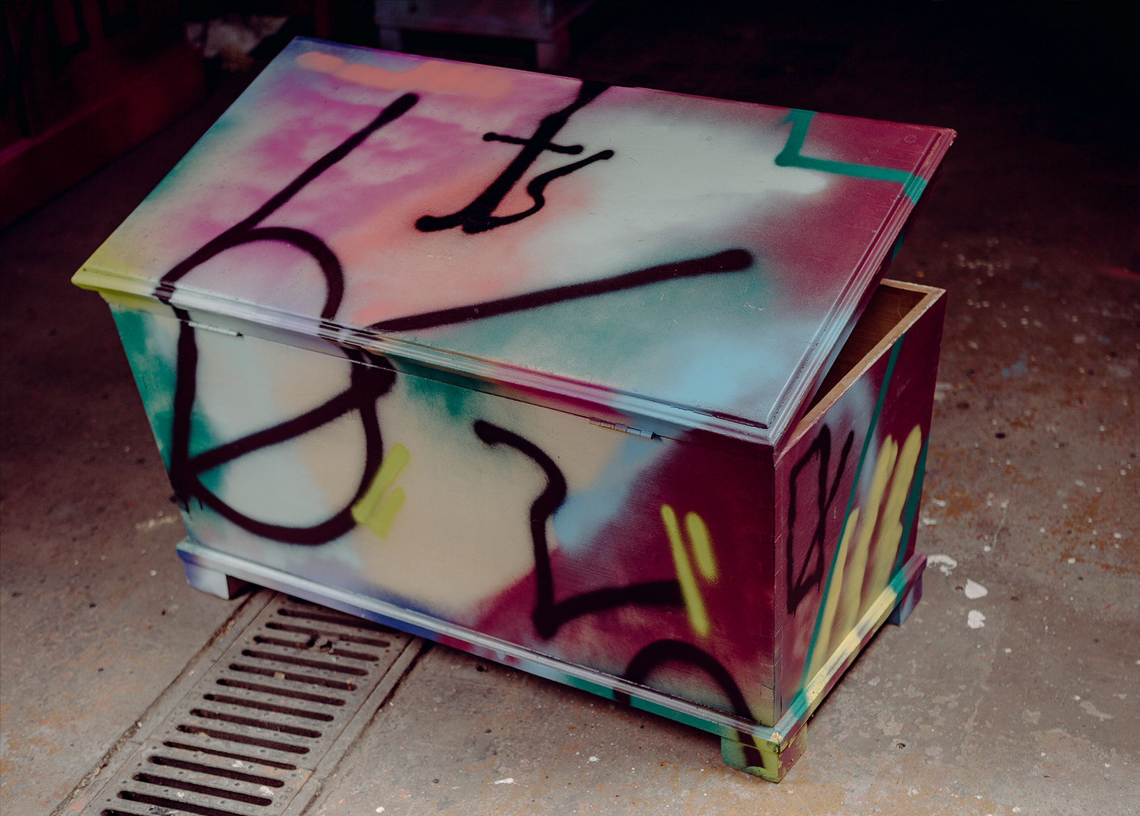 ohP-custom-art-graffiti-streetart-furniture-calligraphy-box